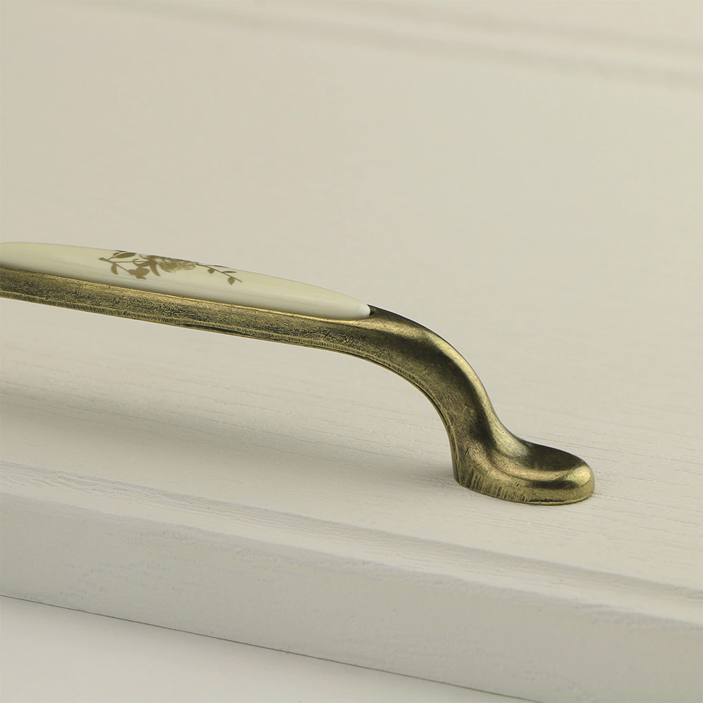 Ручка-скоба мебельная SF09-09 с фарфором C=96 мм бронза оксидированная