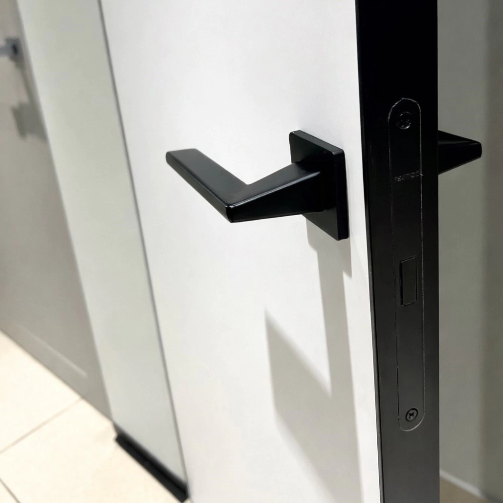 Дверь межкомнатная глухая под покраску с алюминиевой кромкой левая 2000х700 мм Инвизибл Реверс