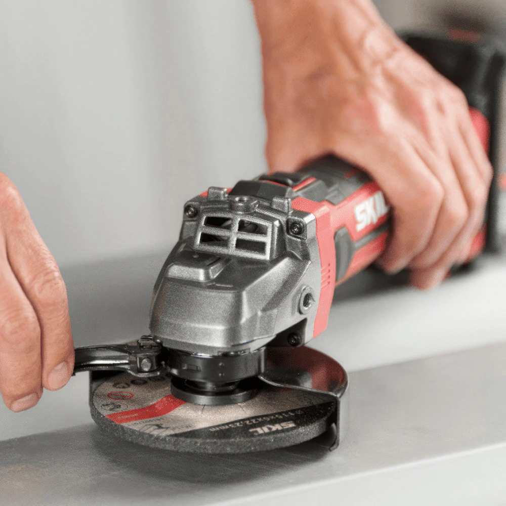 Угловая шлифмашина аккумуляторная бесщеточная 20 В 125 мм 1х4,0 Ач SKIL AG2907SE11