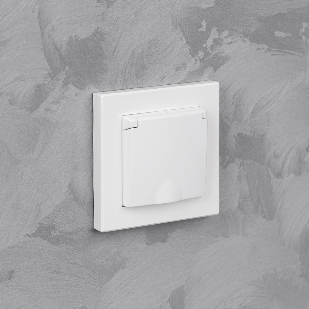 Розетка EVERSON Кватро с заземлением с крышкой без рамки белая матовая