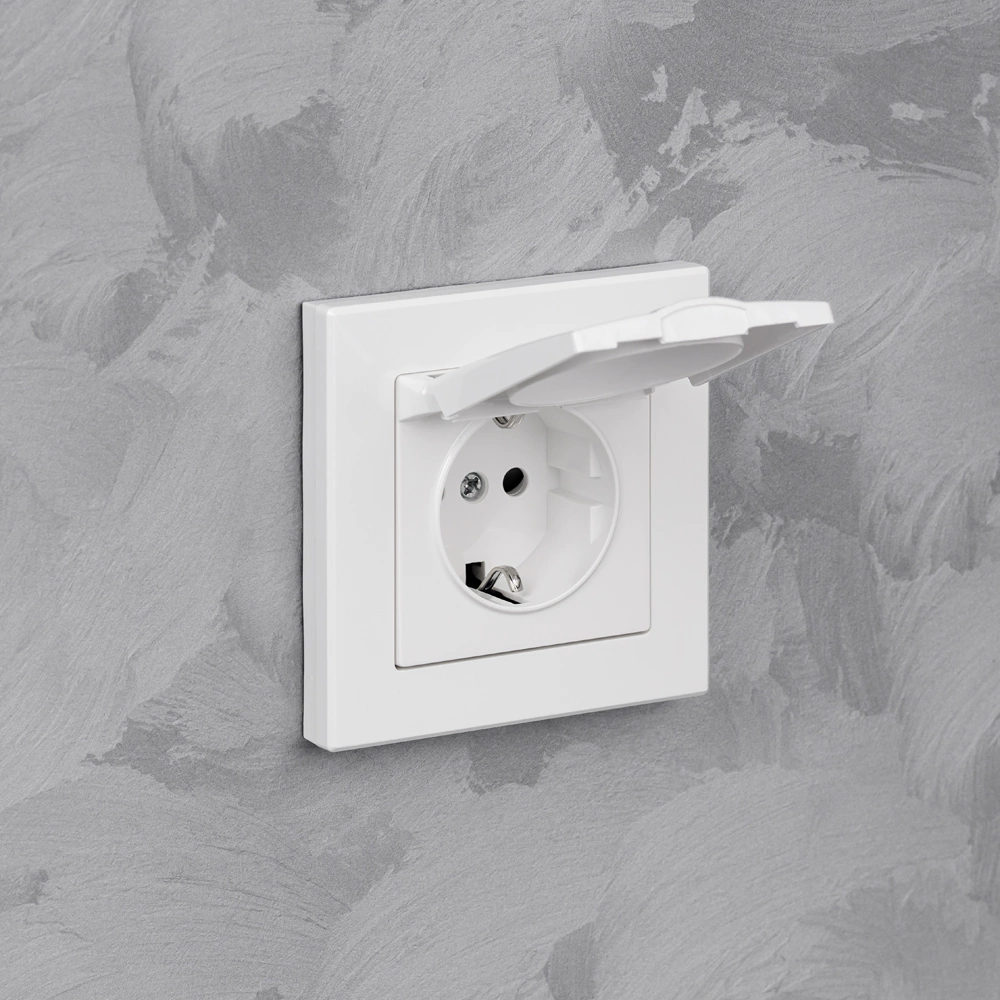 Розетка EVERSON Кватро с заземлением с крышкой без рамки белая матовая