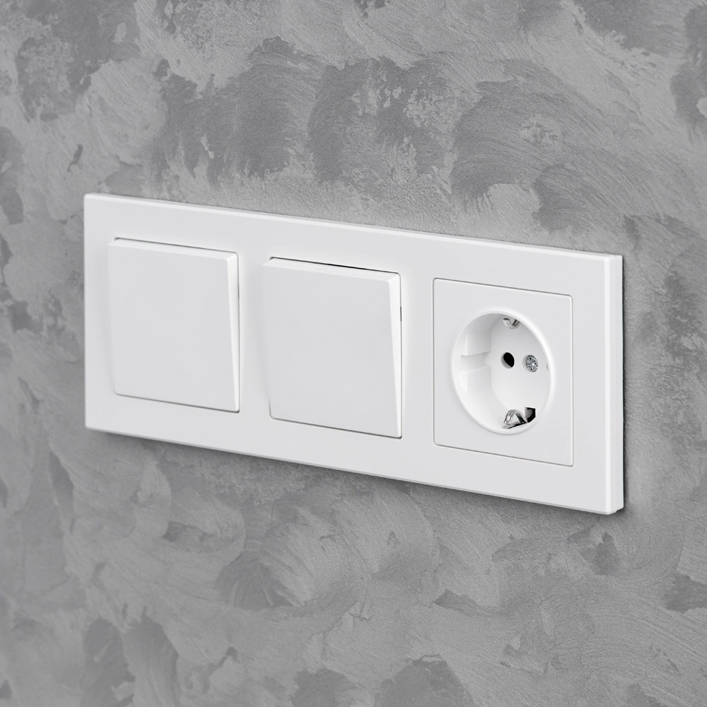 Рамка EVERSON Кватро 3 поста белая матовая