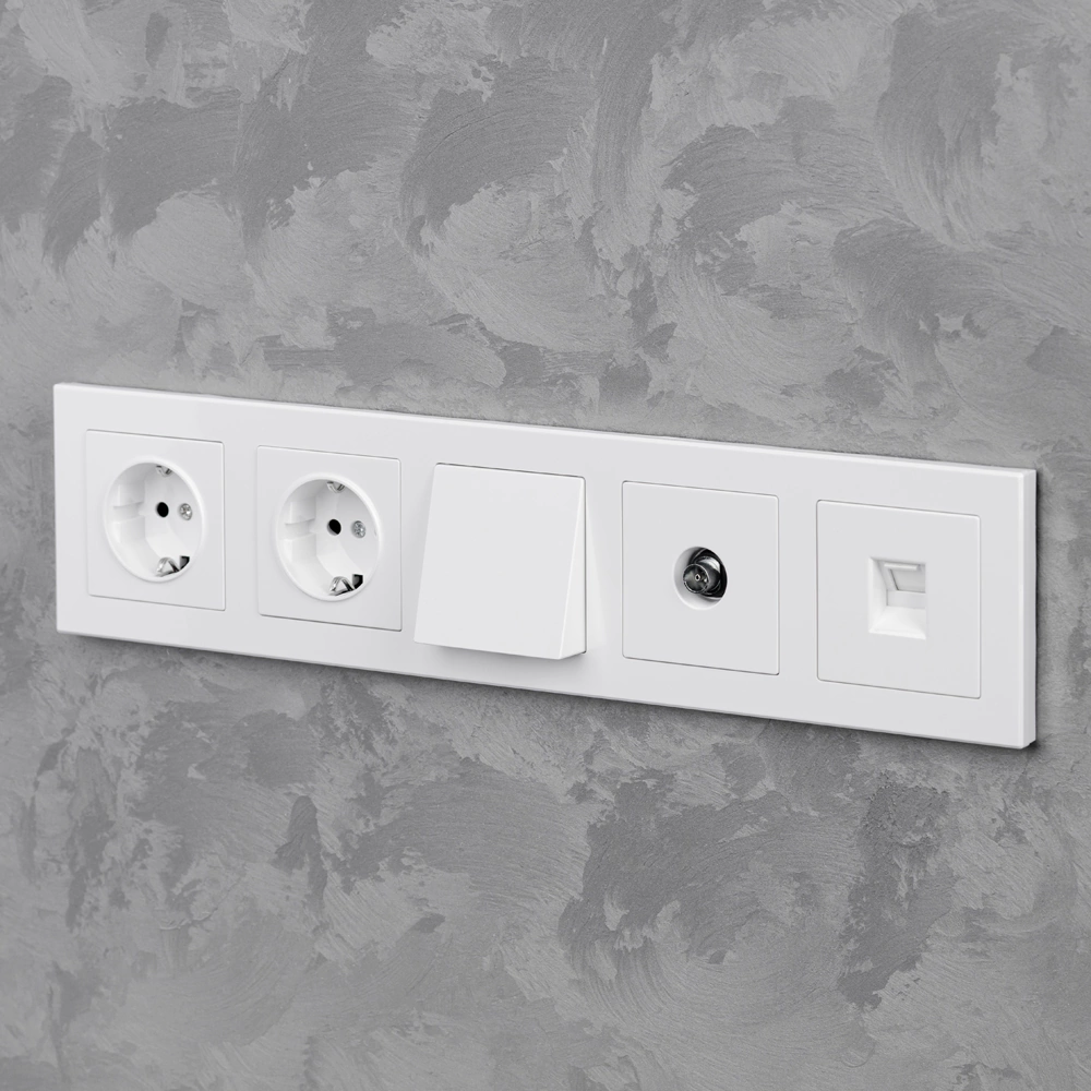 Рамка EVERSON Кватро 5 постов белая