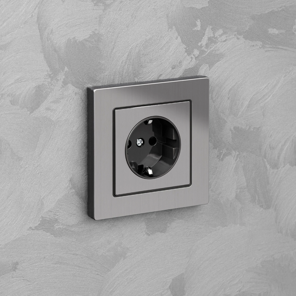 Розетка EVERSON Кватро с заземлением со шторками без рамки никель