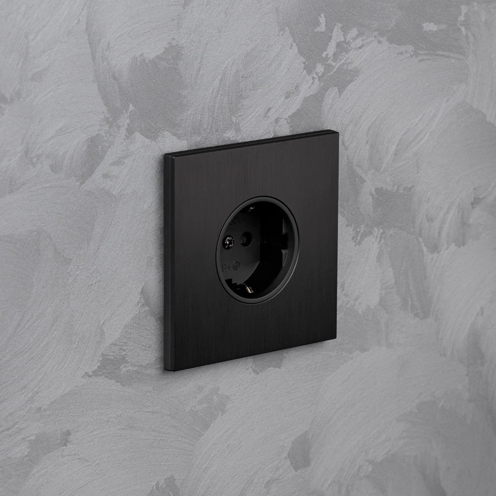 Розетка с заземлением черный алюминий со скрытой рамкой EVERSON Лилиум