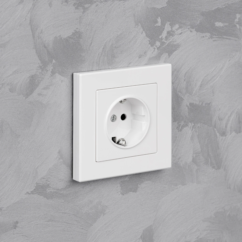 Розетка ONVOLT/EVERSON Кватро с заземлением без рамки белая