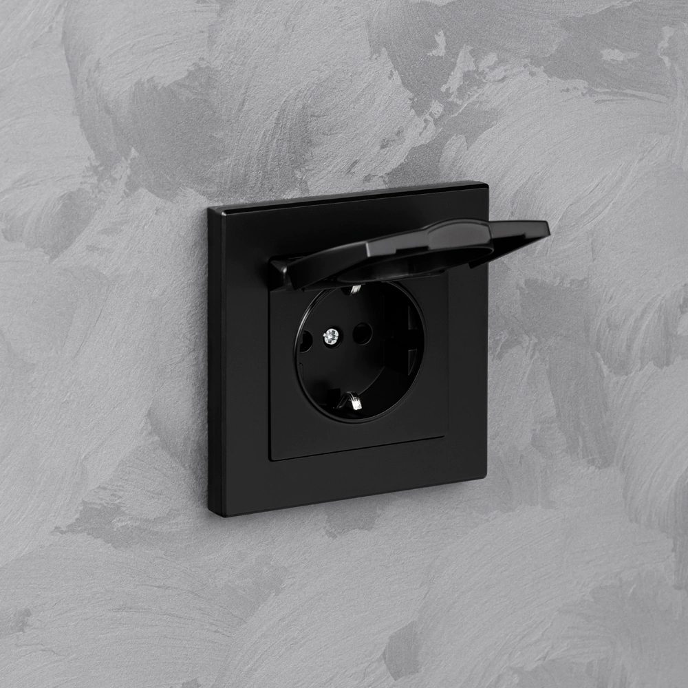 Розетка с крышкой ONVOLT/EVERSON Кватро с заземлением без рамки черная