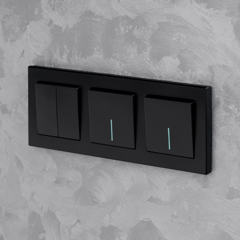 Рамка ONVOLT/EVERSON Кватро 3 поста черная